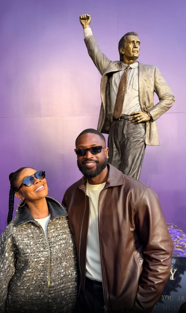 乐鱼体育官方网站-韦德晒与莱利雕像合影:能在你手下打球是我的荣幸!