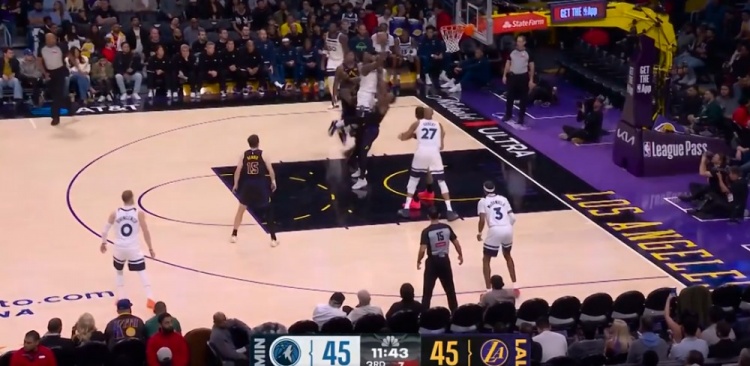 乐鱼体育官方网站-攻防发力！斯玛特造成爱德华兹进攻犯规 东契奇上篮率队反超