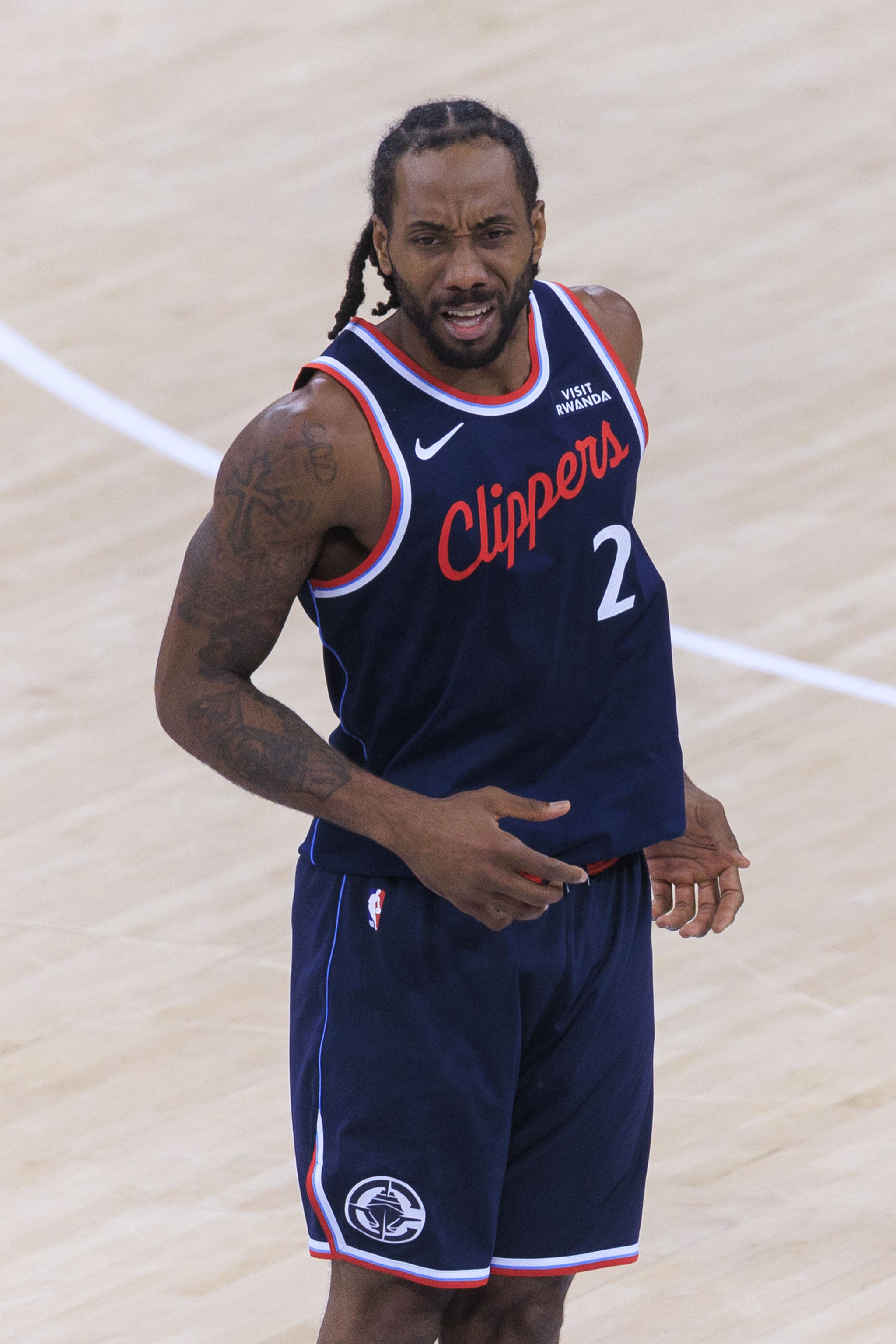 乐鱼体育app-无解进攻！伦纳德背转身翻身跳投&amp;暴扣个人连续得分