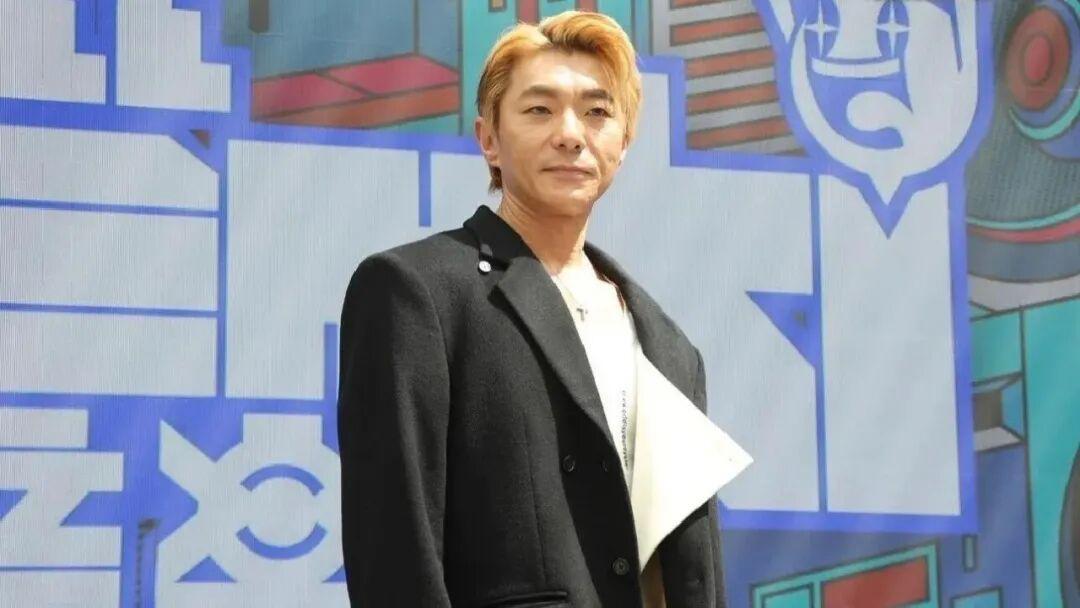 46岁香港知名歌手正式加盟英皇娱乐,结束近五年独立歌手生涯