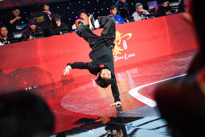 乐鱼官网-13岁霹雳舞少年巴黎夺冠 身后站着一群“造梦者”|李勇秋|重庆|沙坪坝|街舞|教练_新浪体育_新浪新闻